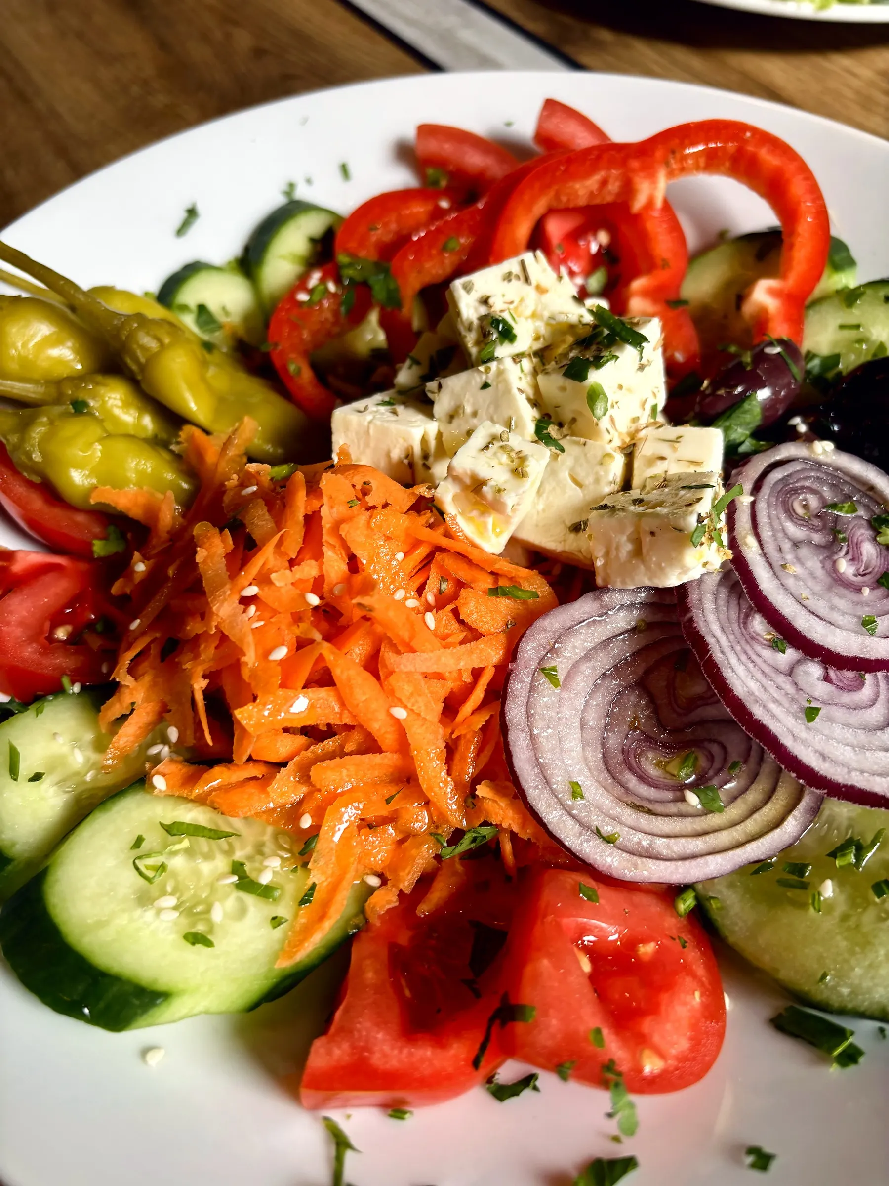 Großer Bauernsalat mit Feta, Tomaten, Gurken und roten Zwiebeln