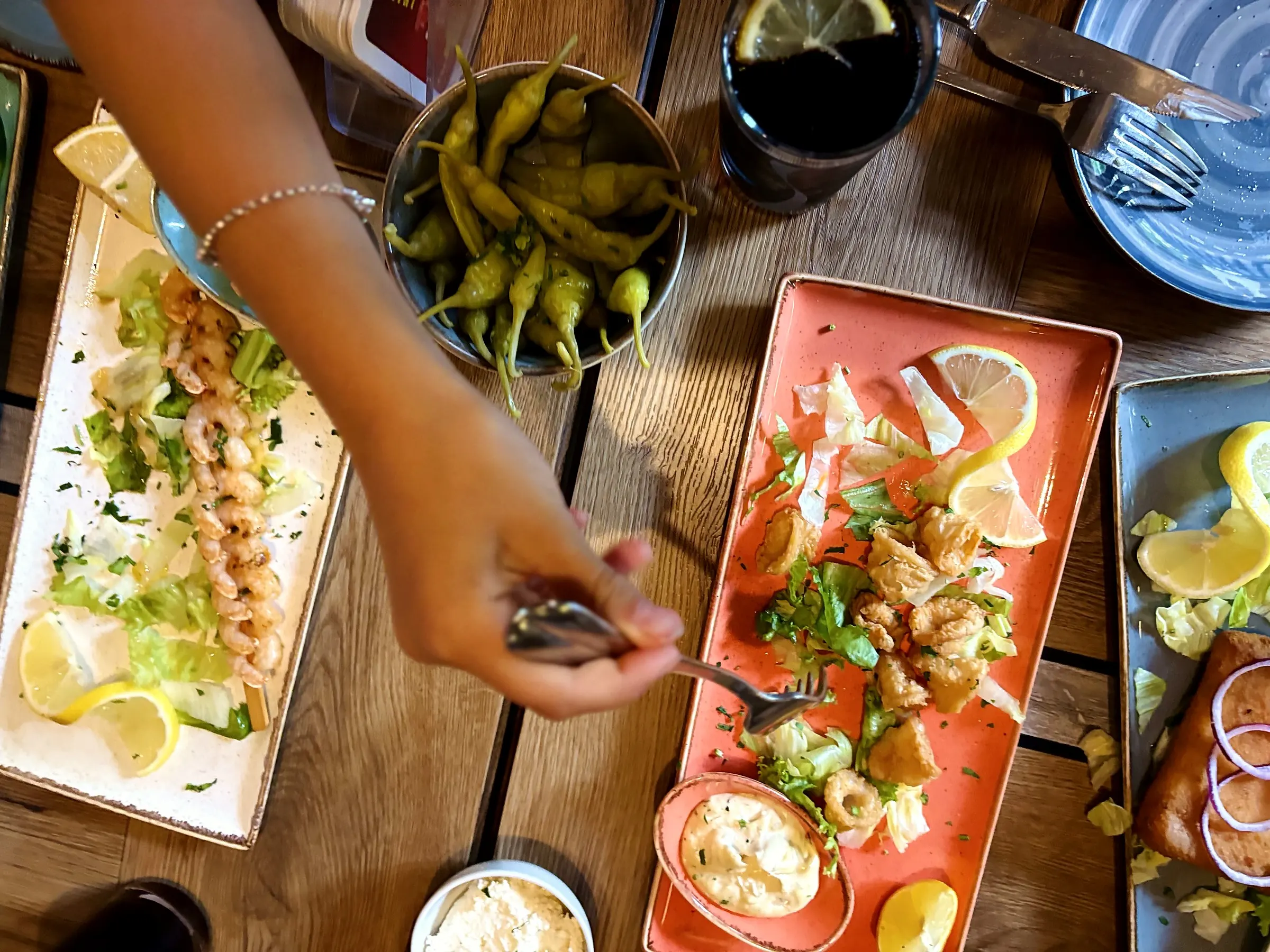 Gäste greifen zu bei Gavros und Scampi