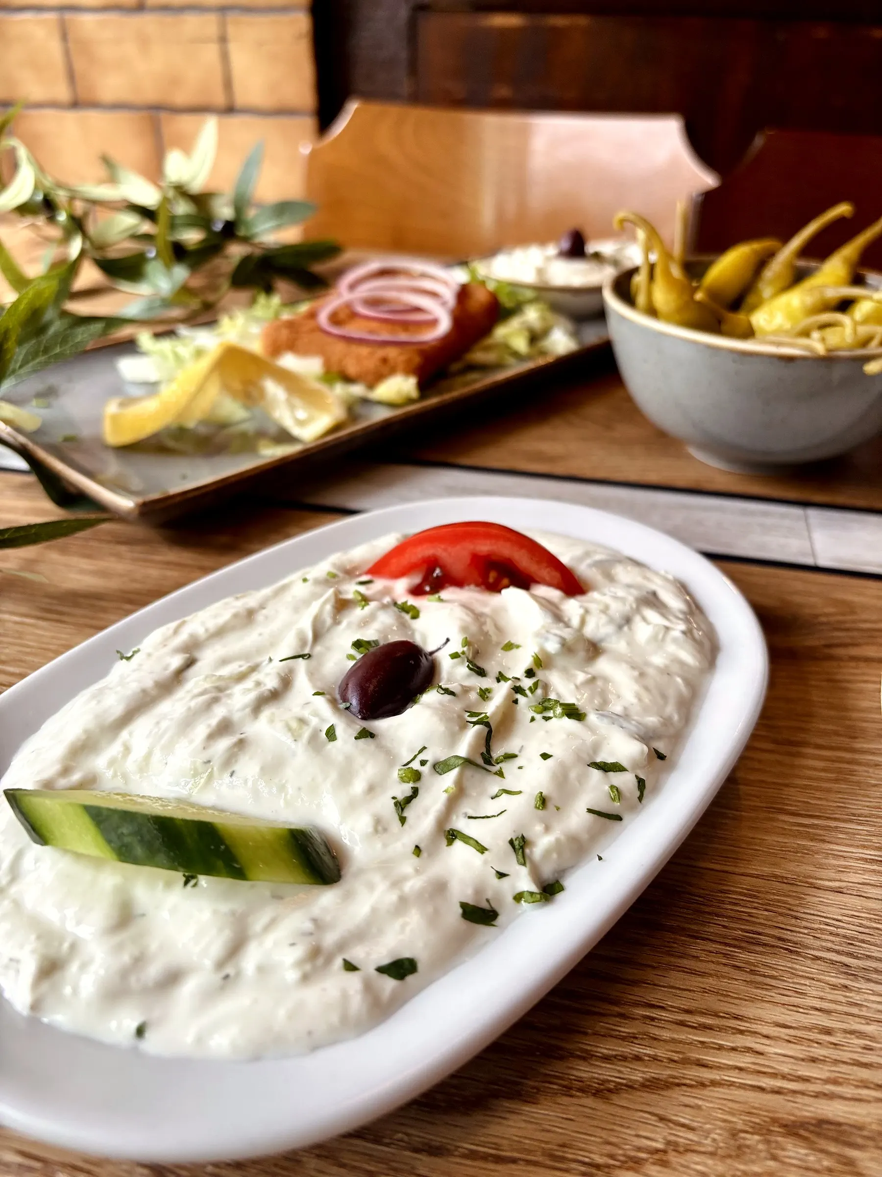 Hausgemachtes Zaziki mit Gurke und Olive